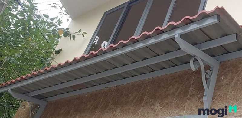 Mái che cửa sổ bằng tôn là kiểu thiết kế được sử dụng rất nhiều