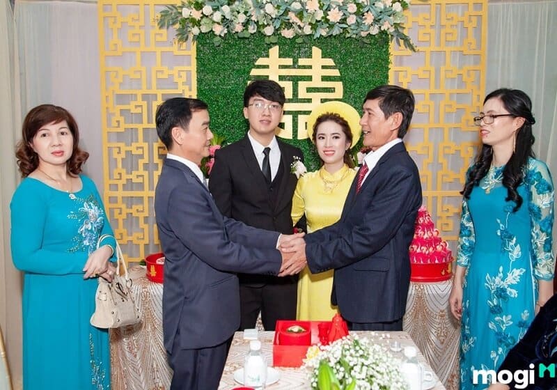 Người đại diện 2 dòng họ gửi lời cảm ơn chân thành tới đấng sinh thành của cô dâu và chú rể, cám ơn các vị khách quý đã tham dự.