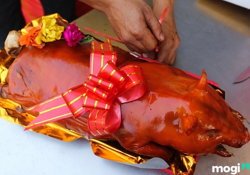Mâm heo quay (miền Nam) hoặc xôi gà (miền Bắc) là mâm mặn duy nhất trong lễ nạp tài.
