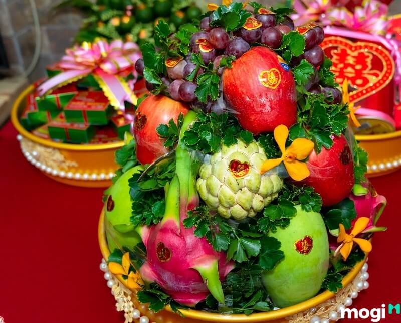 Mâm trái cây trong lễ nạp tài phải là các loại trái cây tươi, to, bóng bẩy và đẹp mắt