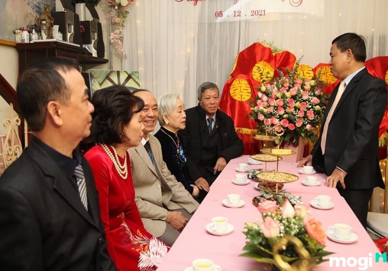 Người đại diện 2 dòng họ sẽ phát biểu trước quan viên hai họ.