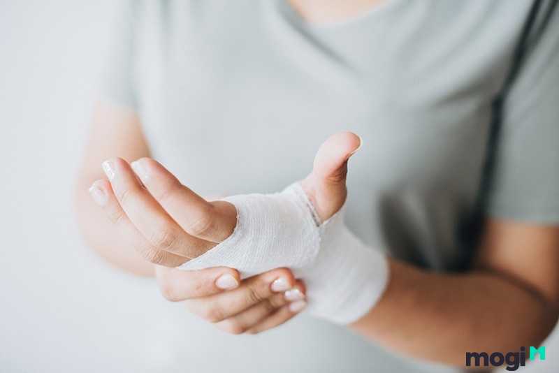 Trên người thường có những vết thương tích ở chân, tay