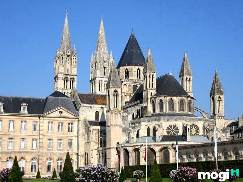 Tháp nhọn cũng là một trong những đặc điểm nổi bật của kiến trúc Romanesque