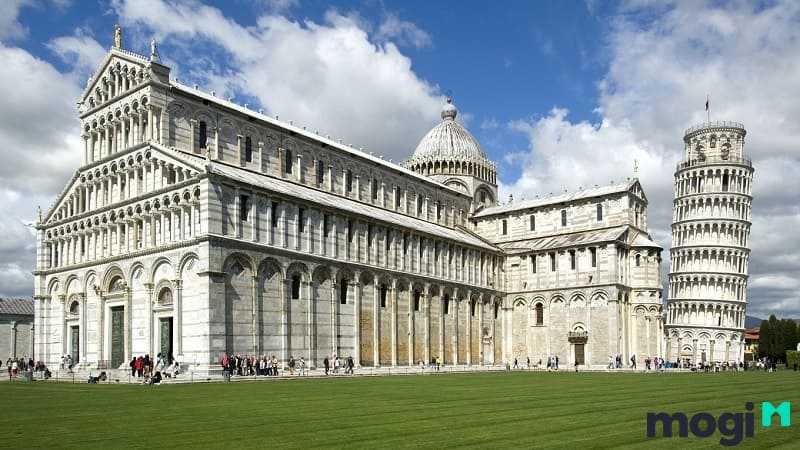 Kiến trúc Romanesque là sự kết hợp giữa kiến trúc La Mã cổ đại với Byzantine