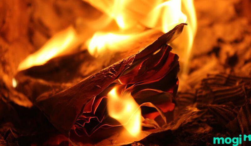 Đốt vía cũng là một cách để hóa giải điềm gỡ khi làm vỡ gương soi mặt