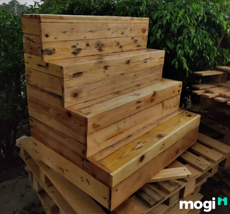 Bạn có thể xếp chồng các khối Pallet để làm cầu thang đơn giản