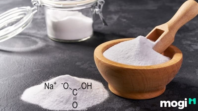 Baking soda là thường thấy có dạng bột mịn màu trắng, không mùi và có vị hơi mặn