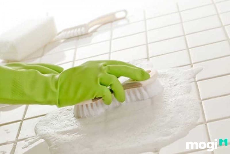 Tẩy rửa sàn nhà tắm
