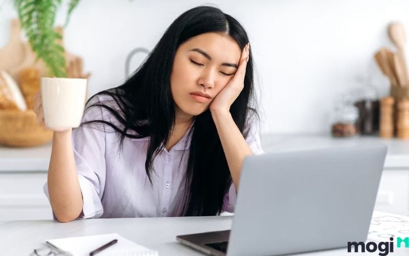 Nháy mắt phải hoặc giật mắt phải xảy ra do mệt mỏi