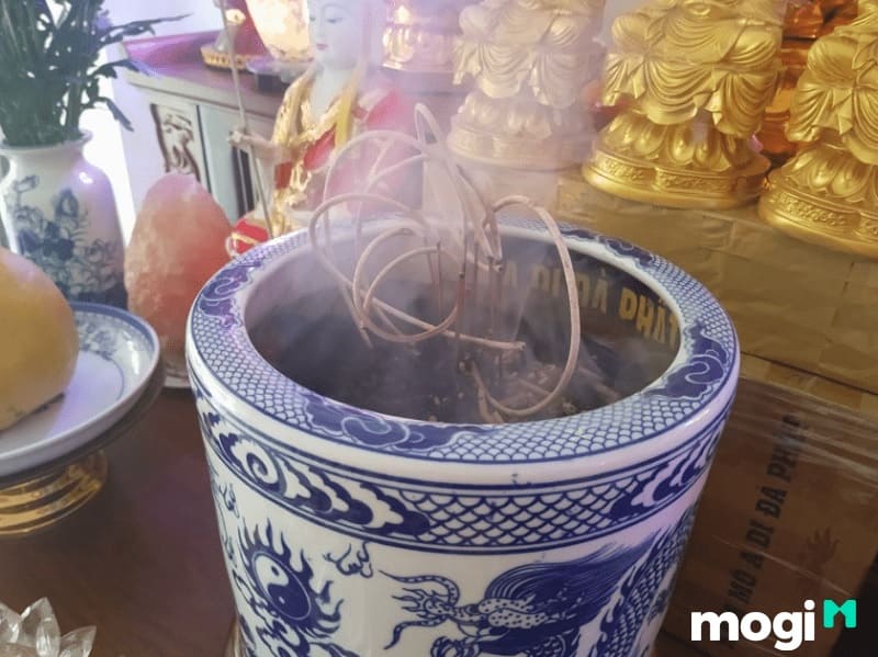 Chân nhang bị cháy hay còn gọi bát hương cháy âm