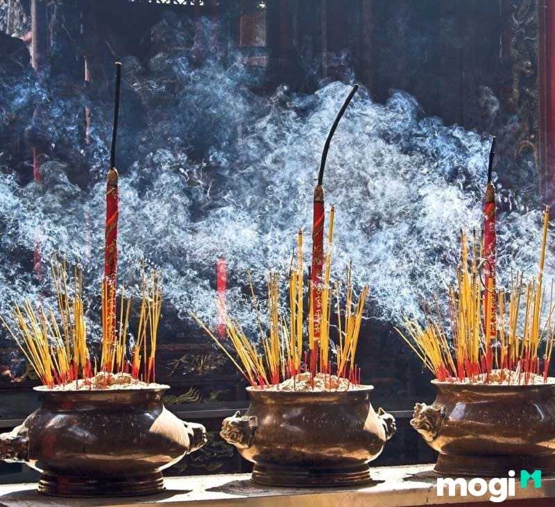 Theo Mocbai666 tải ứng dụng, cháy bát hương là do thắp hương quá nhiều, để bát hương nơi hướng gió...