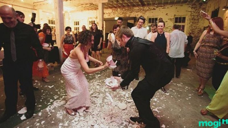 Điềm báo của việc làm bể ly theo văn hóa các nước phương Tây