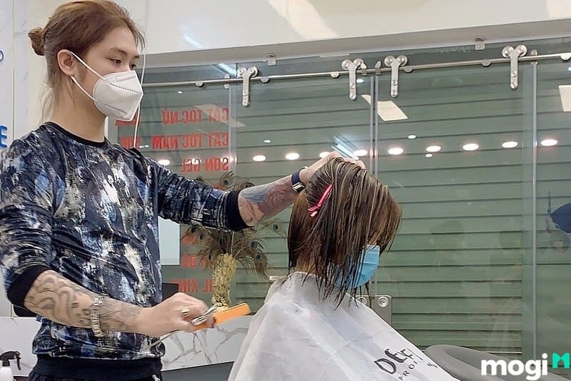 Nằm Mơ Thấy Cắt Tóc Là Điềm Gì? Lành Hay Dữ? Con Số May Mắn 23 Mơ thấy cắt tóc bị chảy máu là điềm xấu, hãy thận trọng.