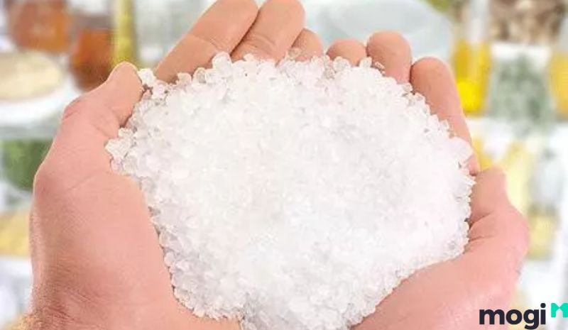 Khi ném muối qua vai thì cần phải chọn vai trái để đem lại may mắn