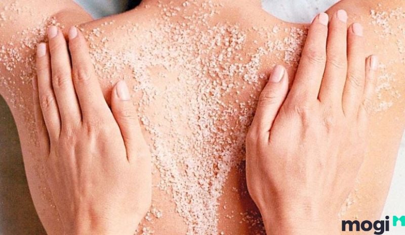 Tắm bằng muối cũng được xem là một phương pháp giúp hạn chế vận xấu đến với chủ mệnh
