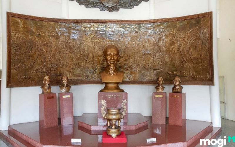 tượng thờ bác hồ ở tầng 2