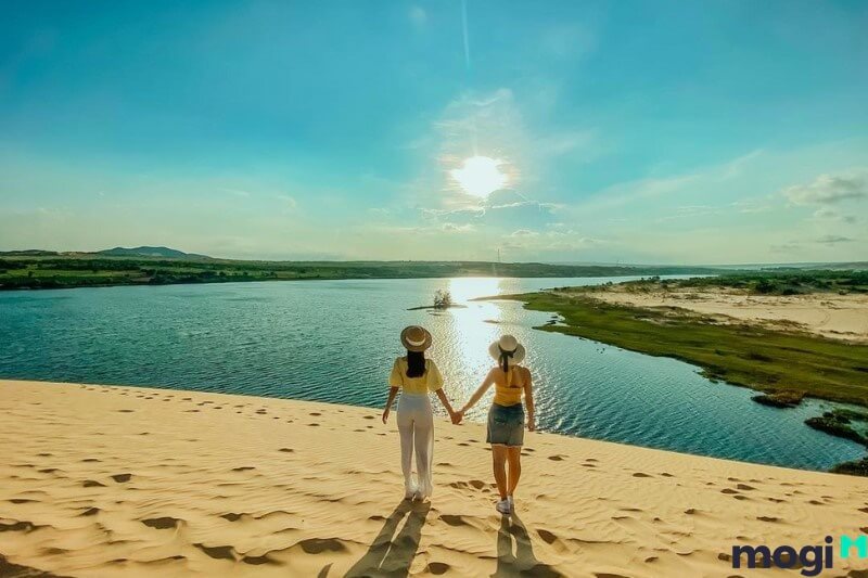 Muốn trượt cát, chụp hình đẹp thì nên đến sớm để vừa tránh đông đúc vừa bắt trọn khoảnh khắc bình minh