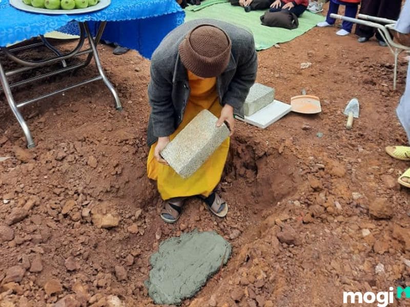 Tiến hành làm lễ cúng động thổ