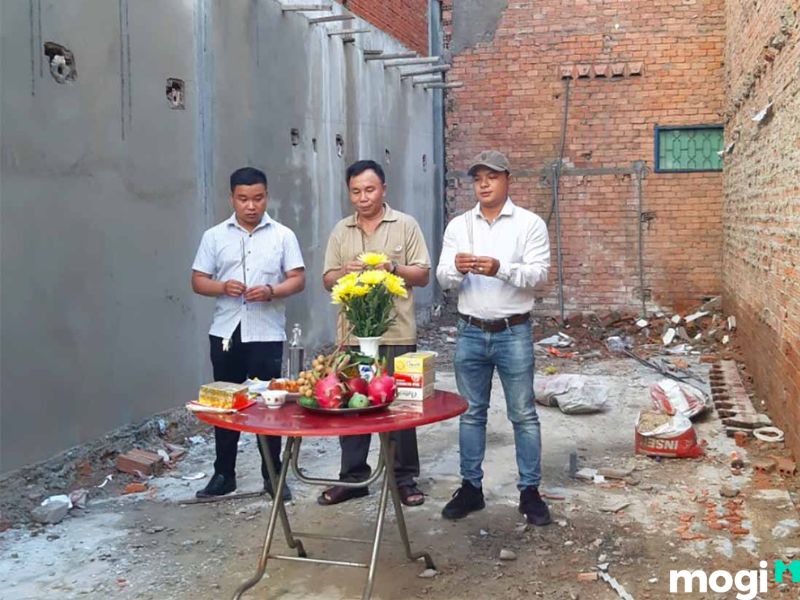 Tiến hành làm lễ cúng động thổ