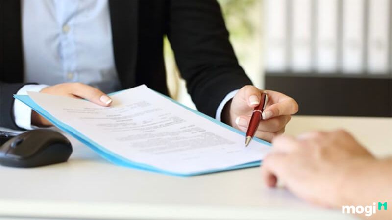 Đọc kỹ hợp đồng là điều cần thiết khi thực hiện giao dịch mua bán đất nền