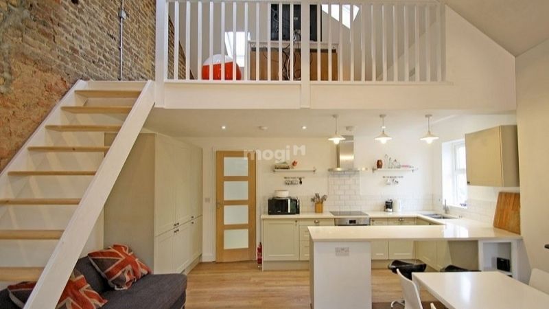 Thiết kế lan can gác lửng đơn giản nhưng độc đáo khi xây nhà 30m2 có gác lửng