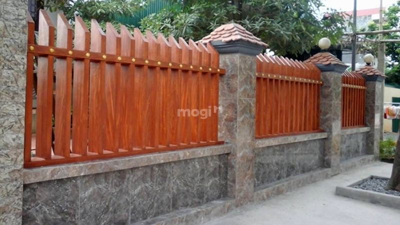 Các mẫu hàng rào gỗ trang trí quán cafe đẹp, thu hút 13 Hàng rào gỗ kết hợp với tường bê tông tạo sự vững chắc cho quán cafe
