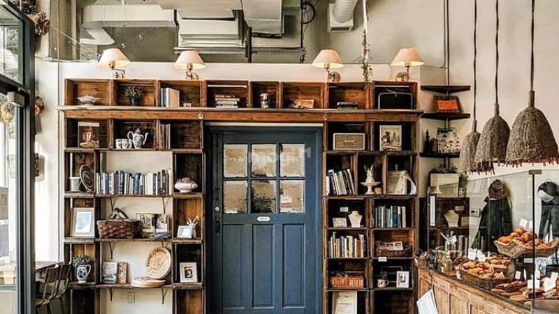 Biến tường của quán cafe trở thành kệ sách mang phong cách Vintage