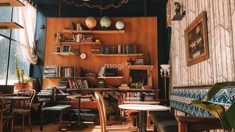 Dùng đồ gỗ trang trí tường quán cafe