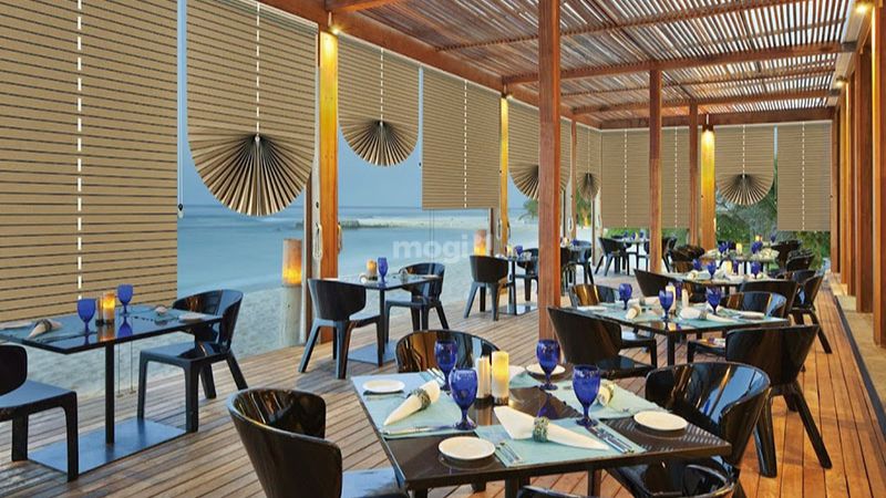 Dùng rèm cửa nghệ thuật trên tường quán cafe.