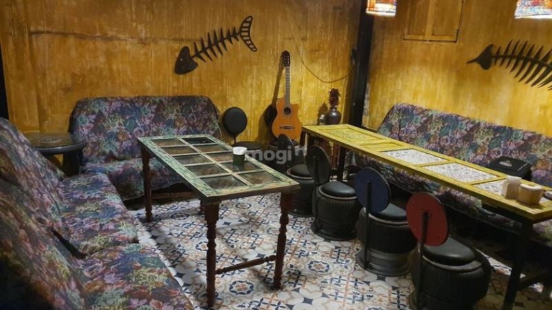 Sử dụng vật liệu tái chế trang trí quán cafe