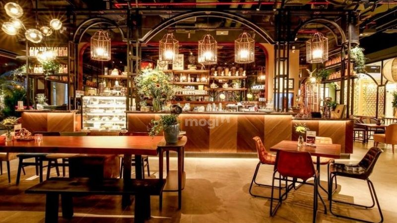 Trang trí trần quán cafe với đèn lồng ấm áp 