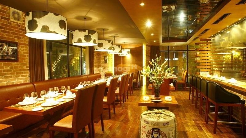 Trang trí trần quán cafe kết hợp nhiều đèn tạo cảm giác ấm cúng, sang trọng