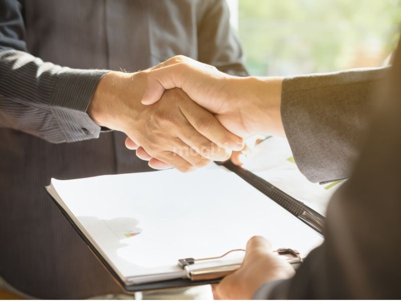Xem xét kỹ các điều khoản có trong hợp đồng
