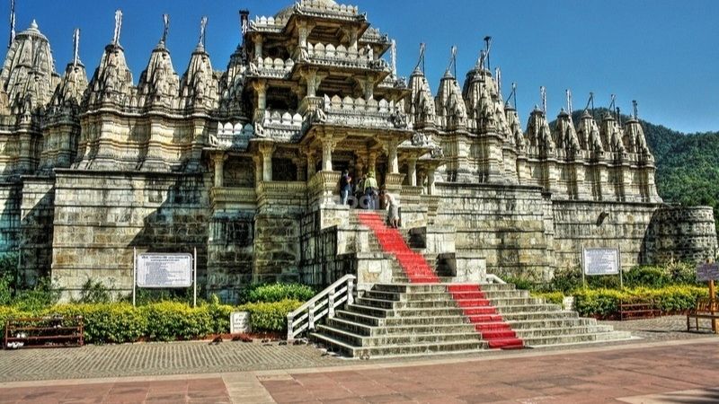 Đền Ranakpur Jain là một kiệt tác kiến trúc Phật giáo Ấn Độ