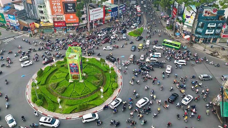 Giao thông khu vực ngã sáu dân chủ