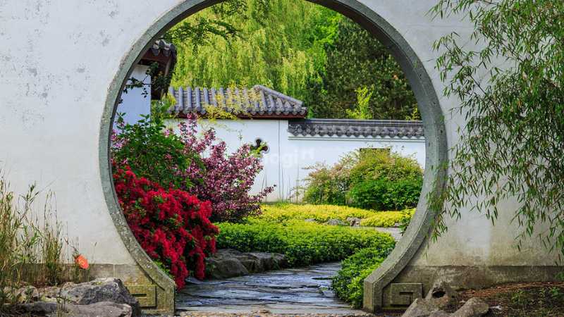 Hệ thống cổng và cửa tại các biệt phủ của Hoàng tộc khá đa dạng về hình thức