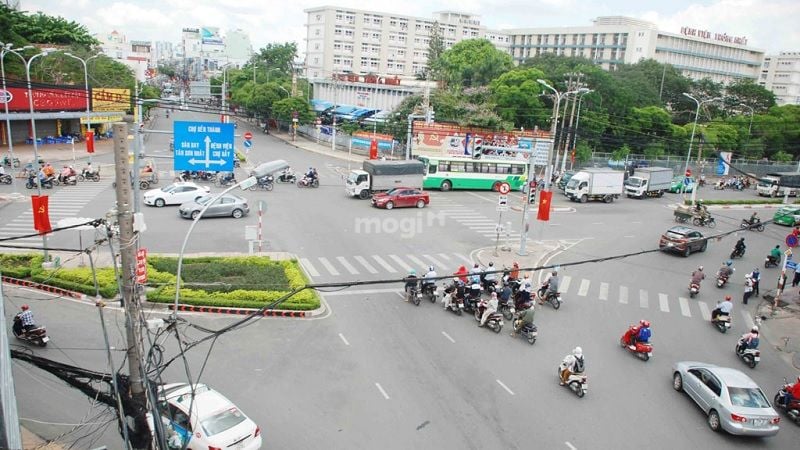 Đây là ngã tư được tạo từ điểm giao nhau giữa 2 tuyến đường chính là Hoàng Văn Thụ với Cách Mạng Tháng Tám