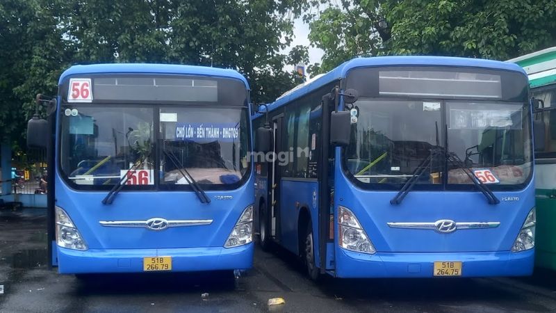 Xe bus di chuyển qua cầu vượt ngã tư Bình Phước