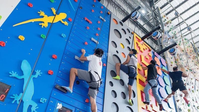 Leo núi đá sắc màu