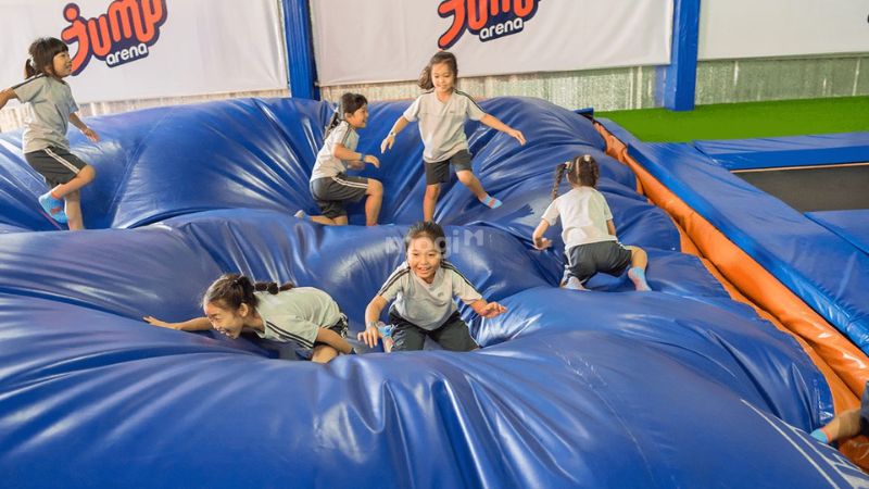 Túi khí khổng lồ cực vui nhộn tại Jump Arena