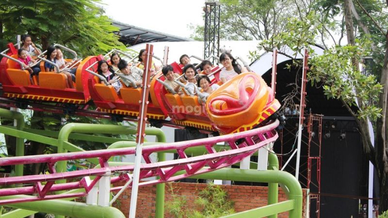 Chơi tàu lượn siêu tốc 