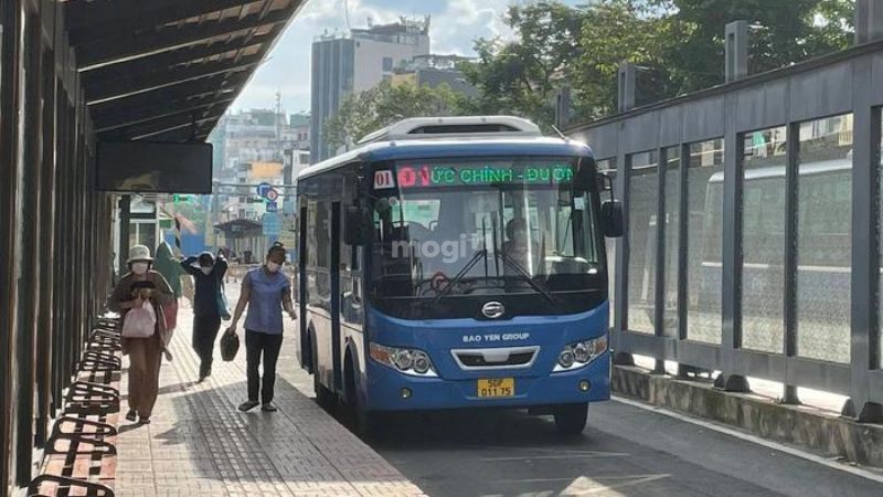 Nhiều người thường lựa chọn xe buýt để di chuyển đến Dinh bởi vừa tiết kiệm vừa thoải mái, không ngại nắng mưa - Nguồn: Internet