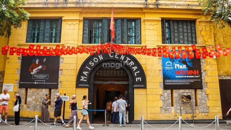 Di tích Nhà tù Hỏa Lò là một điểm đến hấp dẫn, thu hút đông đảo du khách đến tham quan - Nguồn: Internet
