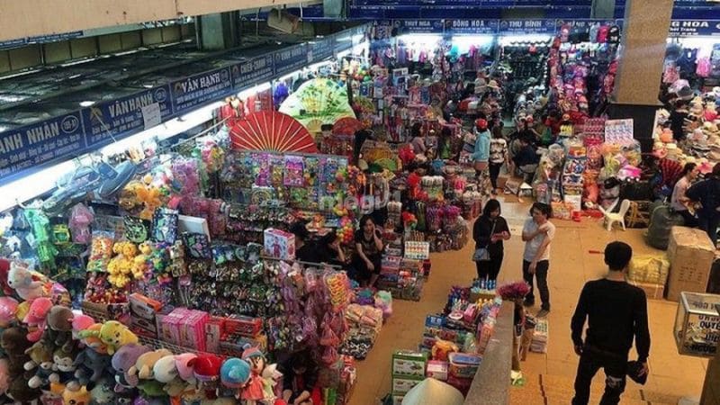 Chợ Đồng Xuân: Điểm mua sắm, tham quan biểu tượng tại Hà Nội 5 Đa dạng các mặt hàng quần áo phụ kiện thời trang - Nguồn ảnh: Sưu tầm