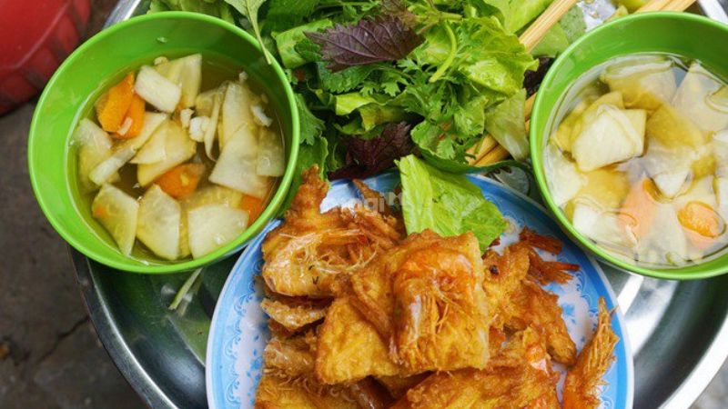 Chợ Đồng Xuân: Điểm mua sắm, tham quan biểu tượng tại Hà Nội 8 Thưởng thức bánh tôm vàng ươm giòn tan chấm mắm chua ngọt - Nguồn ảnh: Sưu tầm