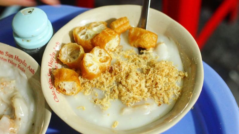 Chợ Đồng Xuân: Điểm mua sắm, tham quan biểu tượng tại Hà Nội 9 Bát cháo sườn sụn sánh mịn ăn kèm quẩy hàng Huyền Anh - Nguồn ảnh: Sưu tầm