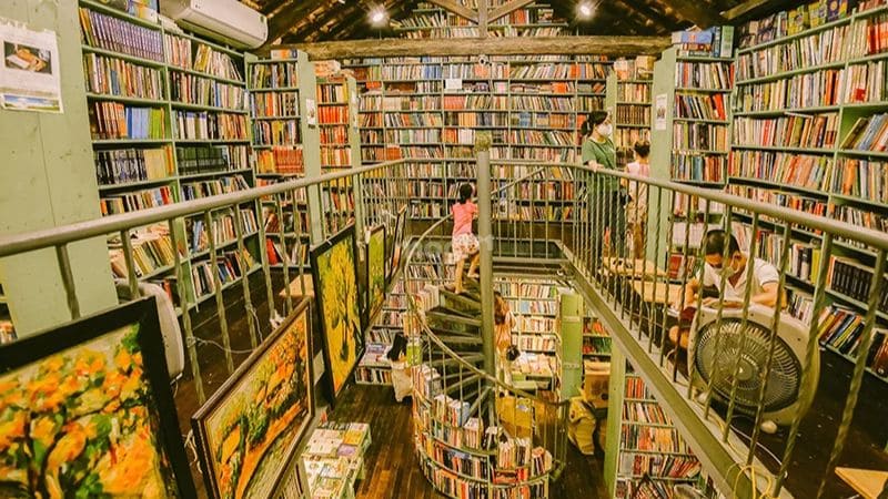 Chợ Đồng Xuân: Điểm mua sắm, tham quan biểu tượng tại Hà Nội 14 Tham quan phố sách Hà Nội với đa dạng thể loại lựa chọn - Nguồn ảnh: Sưu tầm