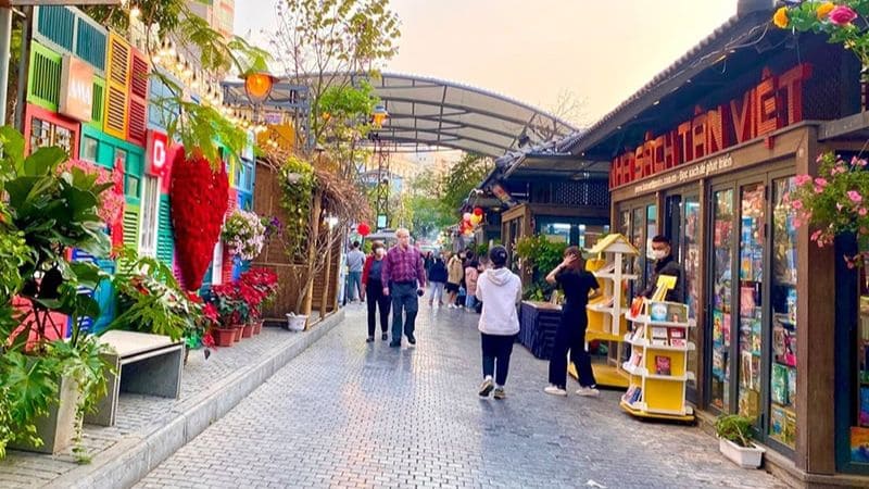 Chợ Đồng Xuân: Điểm mua sắm, tham quan biểu tượng tại Hà Nội 15 Check-in giữa phố sách được trang trí lung linh - Nguồn ảnh: Sưu tầm