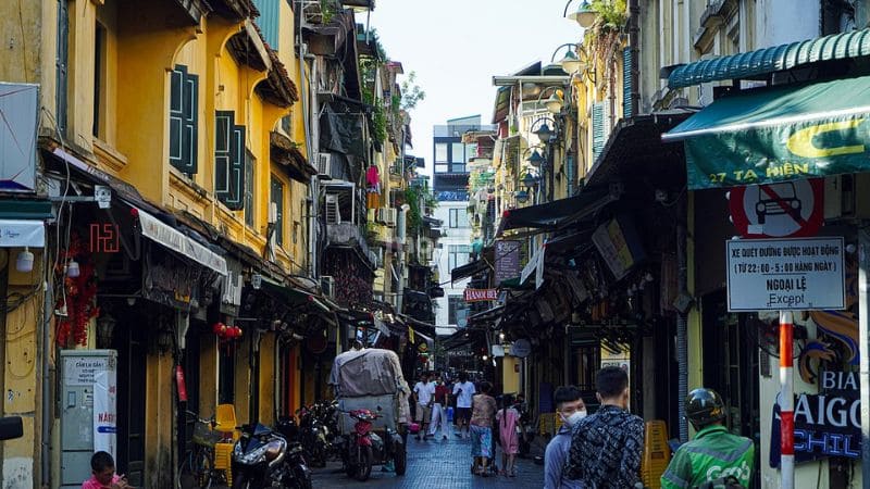 Chợ Đồng Xuân: Điểm mua sắm, tham quan biểu tượng tại Hà Nội 12 Tham quan phố cổ Hà Nội - Nguồn ảnh: Sưu tầm