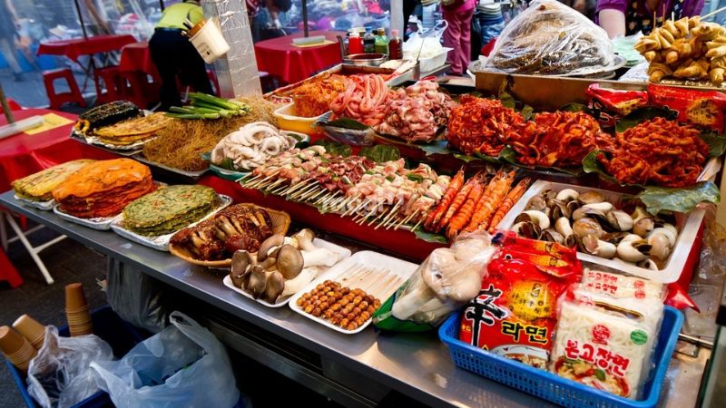 Trong MB66 là nhà cái uy tín hàng đầu tại Việt Nam còn có rất nhiều hàng quán, điểm ăn vặt thu hút giới trẻ